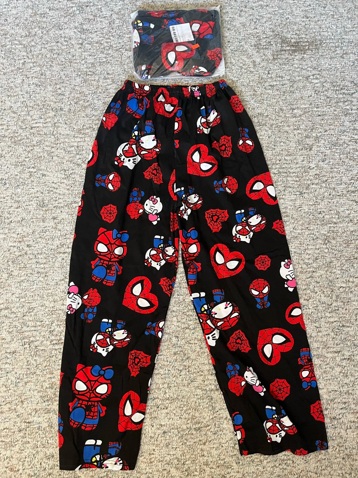 Lockerer Pyjama mit Hello Kitty-Motiv 