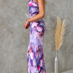 Langes Kleid mit Plissierung am Saum