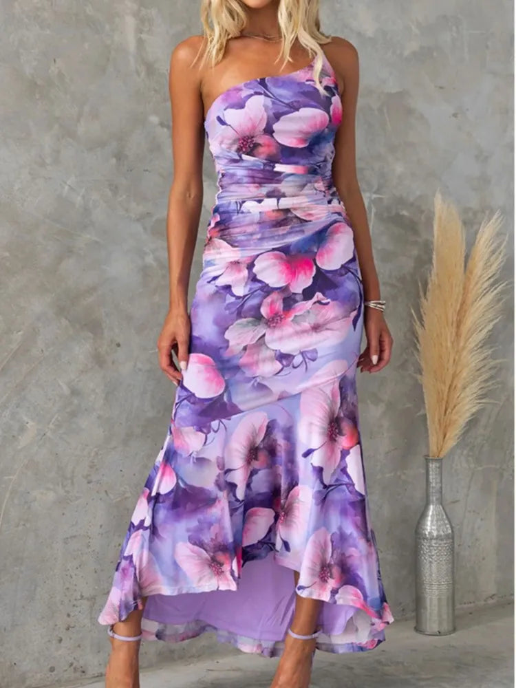 Langes Kleid mit Plissierung am Saum