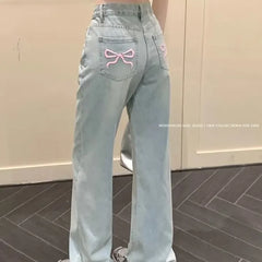 Jeans mit weitem Bein und aufgestickter rosa Schleife