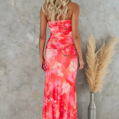 Langes Kleid mit Plissierung am Saum