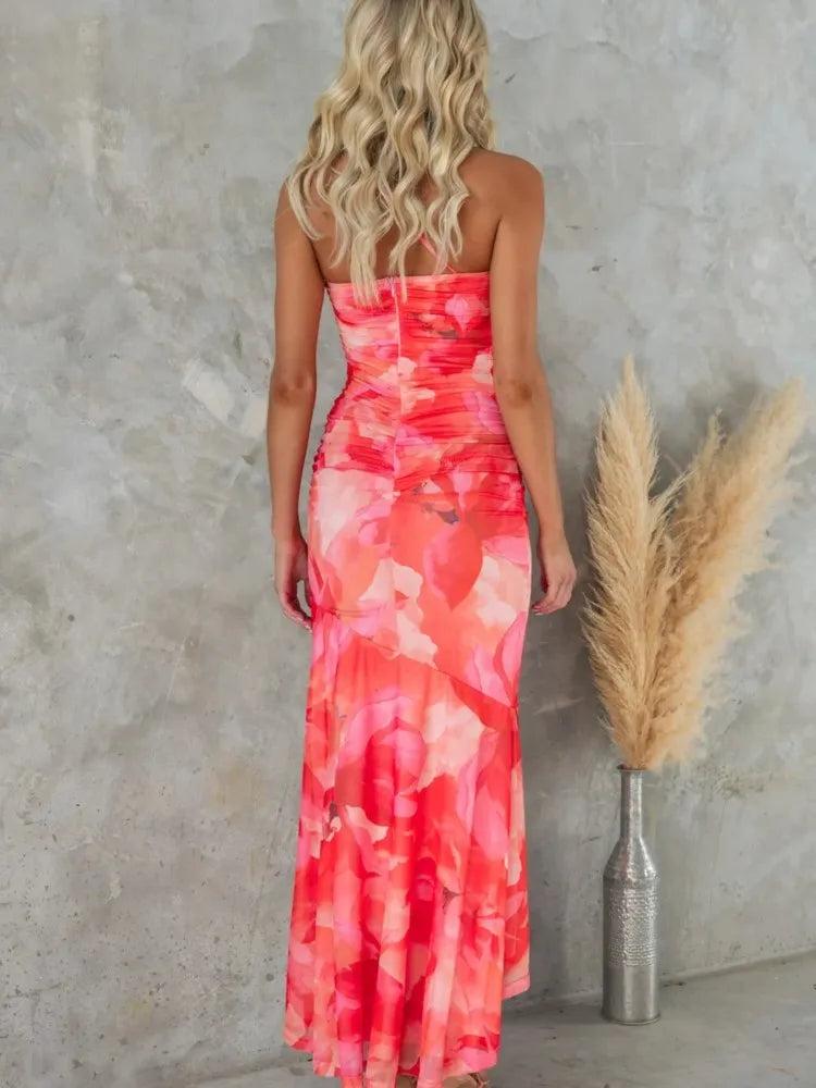 Langes Kleid mit Plissierung am Saum