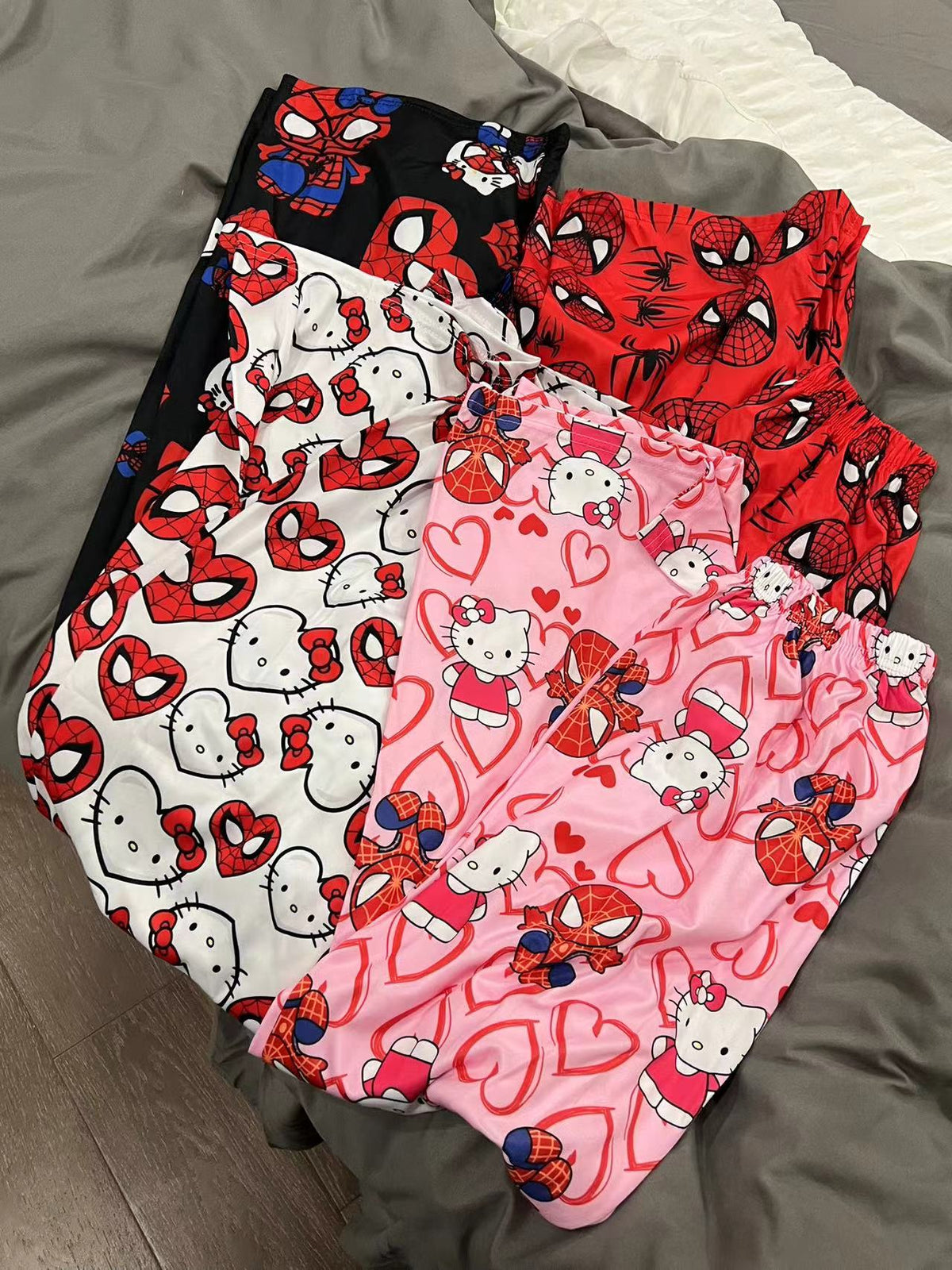 Lockerer Pyjama mit Hello Kitty-Motiv 